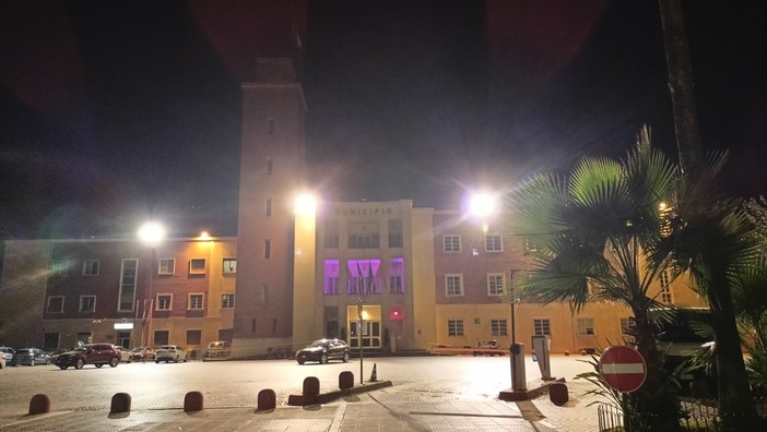 Lotta al tumore al seno, il comune di Ventimiglia si illumina di rosa per sostenere la ricerca (Foto)