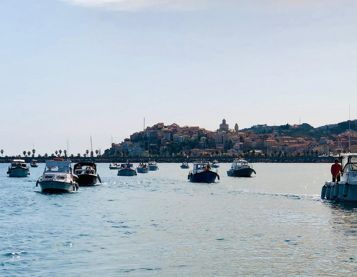 Imperia, festeggiamenti di Sant'Antonio: processione con imbarcazioni e posa in mare corona alloro