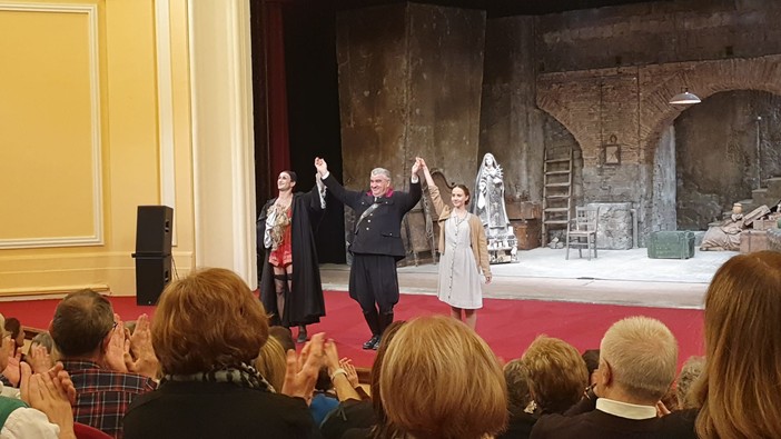 Grande successo sabato sera per la pièce “Mettici la mano” di Maurizio De Giovanni