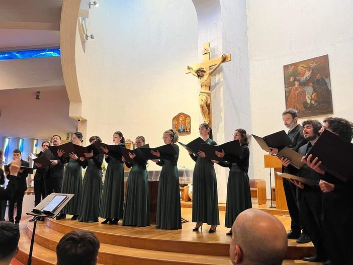 Vallecrosia, standing ovation per il concerto corale in onore di Erio Tripodi (Foto)