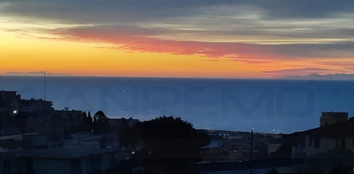 Cielo terso e straordinaria visibilità: questa mattina non solo Corsica ma anche le alpi Apuane dalla nostra provincia (Foto)