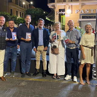 Un mare di pubblico a Diano Marina per le storie liguri e italiane di Carlo Piano