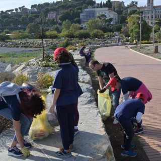 Imperia: la scuola infanzia di Piazza Roma e le quinte classi della Primaria aderiscono all'iniziativa 'Beach Clean-Up'