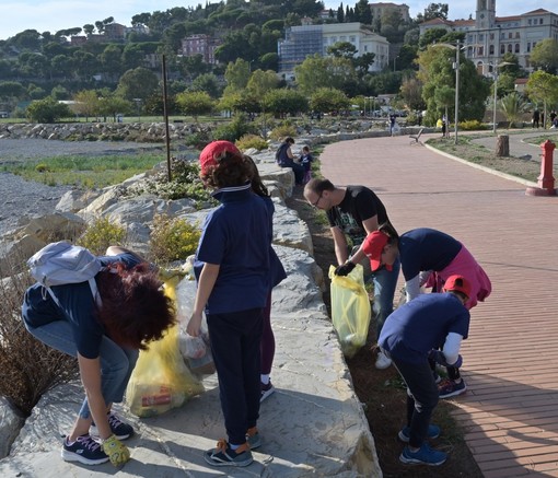 Imperia: la scuola infanzia di Piazza Roma e le quinte classi della Primaria aderiscono all'iniziativa 'Beach Clean-Up'