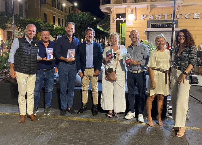 Un mare di pubblico a Diano Marina per le storie liguri e italiane di Carlo Piano