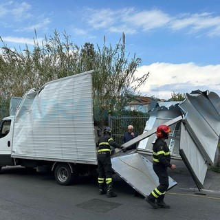 Imperia: si incastra nel tunnel sotto l'ex ferrovia dell'argine sinistro, camion semidistrutto (Foto)