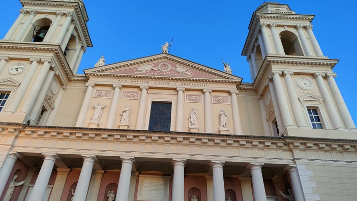 Imperia: un viaggio verso una nascita tra fede e letteratura nella Basilica di San Maurizio