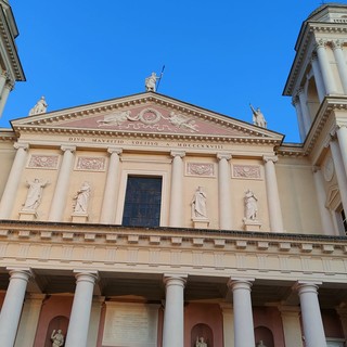 Imperia: un viaggio verso una nascita tra fede e letteratura nella Basilica di San Maurizio