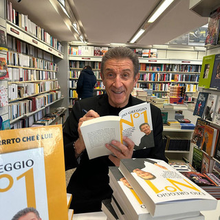 Ezio Greggio presenta il suo ultimo libro ‘N°1’ nella Sala Consiliare del comune di Dolceacqua