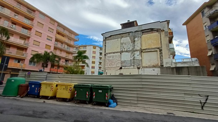 Vallecrosia, Perri: &quot;Degrado nel cantiere dell’ex hotel Impero&quot;. Biasi: &quot;Nell'anno nuovo si procederà alla ricostruzione del fabbricato&quot;