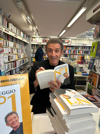 Ezio Greggio presenta il suo ultimo libro ‘N°1’ nella Sala Consiliare del comune di Dolceacqua