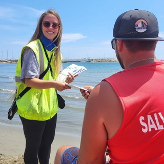 Eleonora portalettere a Diano Marina racconta una delle spiagge più belle d’Italia