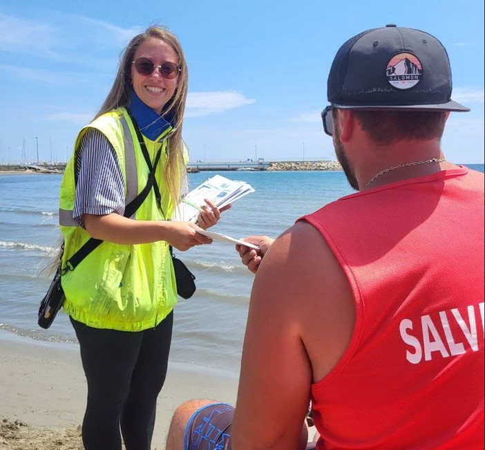 Eleonora portalettere a Diano Marina racconta una delle spiagge più belle d’Italia