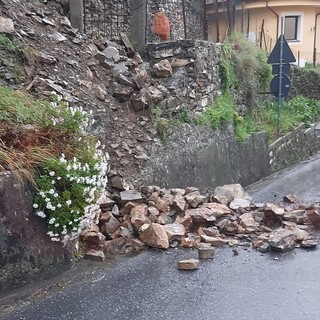 Aurigo, pioggia incessante:  cede un muro sopra la strada provinciale nel paese (Foto)