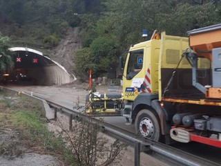 I lavori di sgombero sulla A8 (Foto Escota)