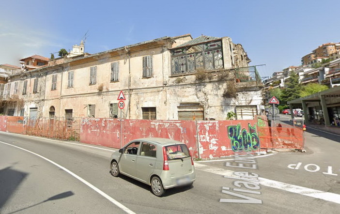 Il fabbricato oggetto dell'ordinanza (Foto Street View)