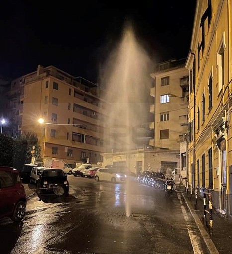 Due guasti alle tubazioni dell'acqua: Vigili del Fuoco e Rivieracqua all'opera a Imperia e Sanremo