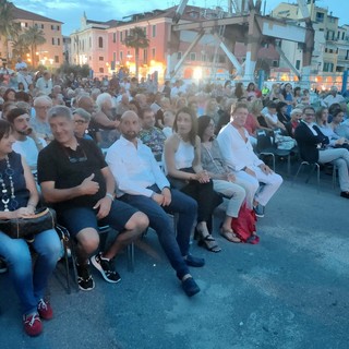 &quot;Guarda che luna&quot;, lo spettacolo dei ragazzi dell'Isah incanta banchina Aicardi a Imperia (foto e video)