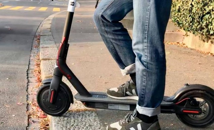 In monopattino senza casco,  via alle prime multe a Diano Marina