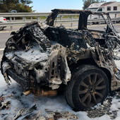 Auto in fiamme in A10: veicolo completamente distrutto