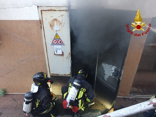 Diano Marina: incendio in una cabina elettrica di via Sant'Elmo, intervento dei Vigili del Fuoco (Foto)