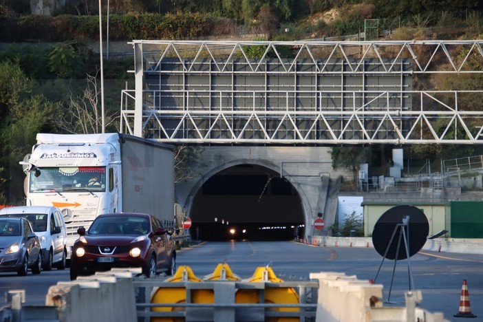 È un 19enne afgano il migrante morto stamattina sull'A10: il corpo trascinato e dilaniato per 100 metri (Foto)