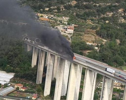 Vallecrosia: mezzo pesante prende fuoco sulla A10, soccorsi in atto e autostrada chiusa in entrambi i sensi (Foto e video)