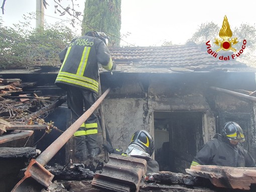 Imperia, casone disabitato in fiamme: vigili del fuoco in azione (Foto)