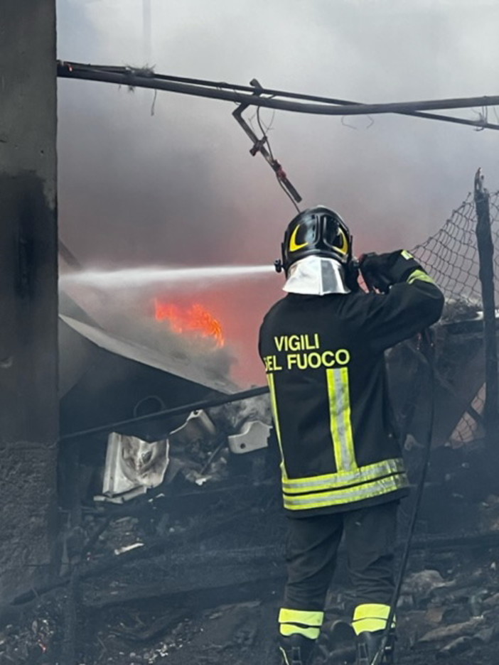 Ventimiglia sotto assedio delle fiamme: tre roghi lungo il Roya, case evacuate e città bloccata (Foto e Video)