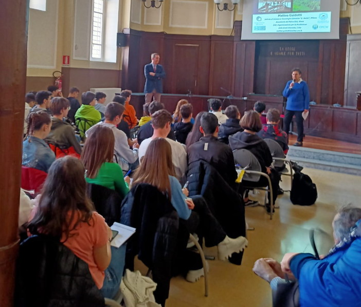 Gli studenti dell'ITI Galilei di Imperia all'incontro promosso dall'Associazione ApertaMente sui danni a lungo termine dei conflitti armati per uomo e ambiente