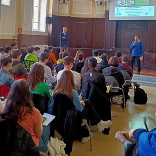 Gli studenti dell'ITI Galilei di Imperia all'incontro promosso dall'Associazione ApertaMente sui danni a lungo termine dei conflitti armati per uomo e ambiente