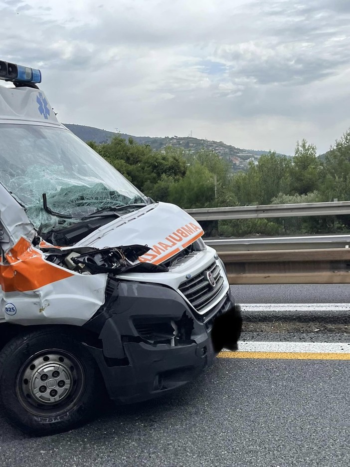 Incidente in autostrada: coinvolta un'ambulanza (Foto)