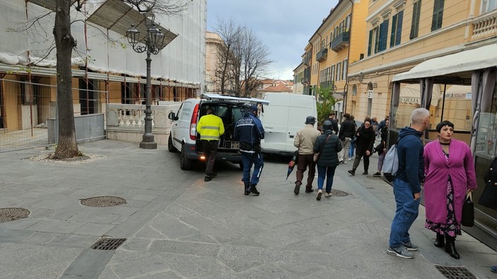 Imperia: 88enne investita da un furgone in piena Ztl, l'incidente in via Cascione davanti al Centrale (Foto)