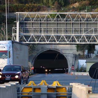 È un 19enne afgano il migrante morto stamattina sull'A10: il corpo trascinato e dilaniato per 100 metri (Foto)