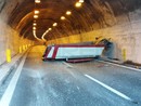 Camion perde il carico sulla A10 tra Imperia Ovest e Taggia: autostrada chiusa e auto sull'Aurelia (Foto)