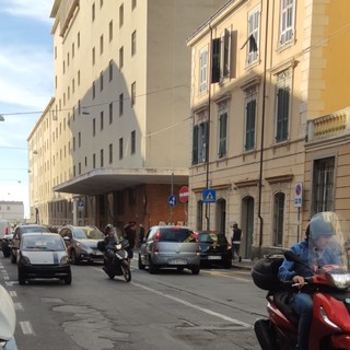 Imperia: scontro tra un'auto e una minicar, nessun ferito e lievi rallentamenti in via Schiva (Foto)