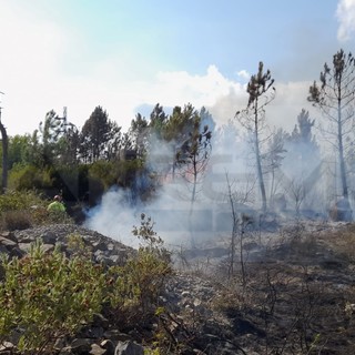 Pietrabruna: incendio sul monte Follia spento già ieri sera, nella notte un presidio di controllo