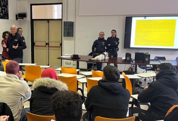 Il reparto cinofili della Questura di Imperia incontra gli studenti tra i banchi di scuola