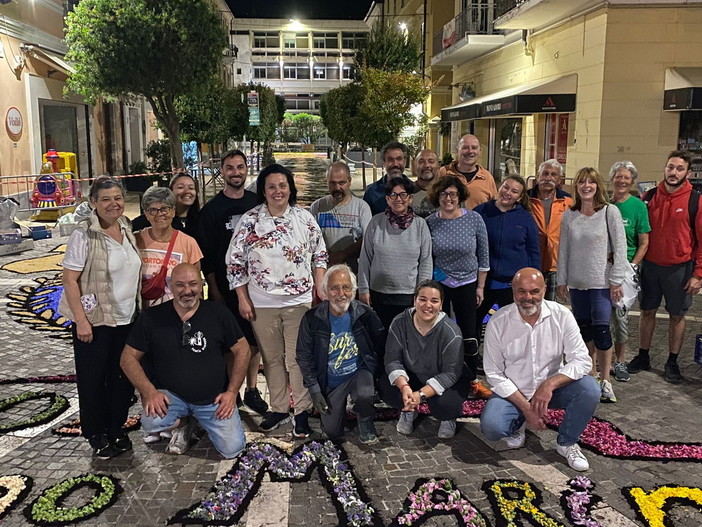 Infiorata di Diano Marina, un capolavoro frutto dell'espressione collettiva capace di unire bellezza, tradizione e spiritualità