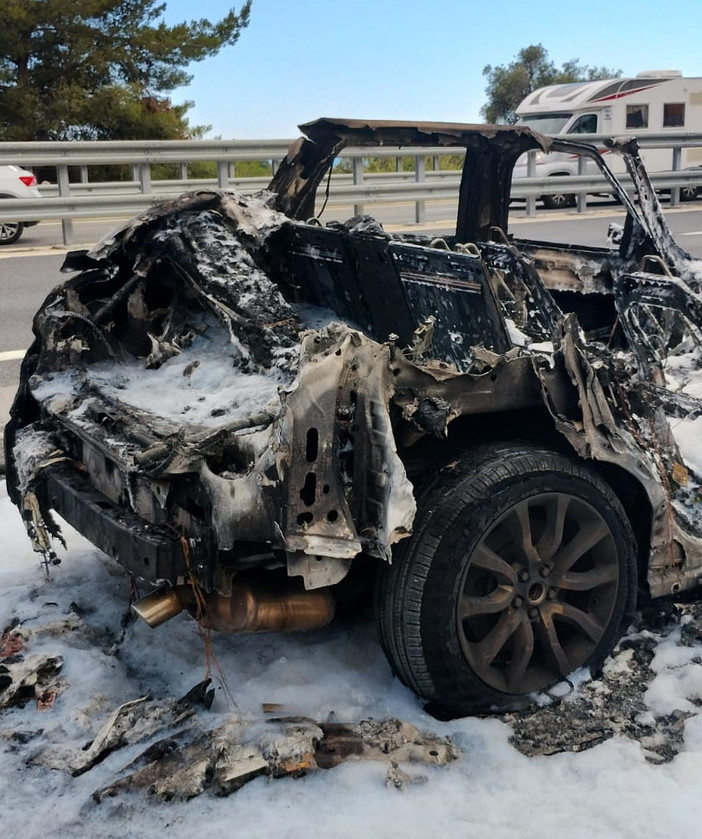 Auto in fiamme in A10: veicolo completamente distrutto