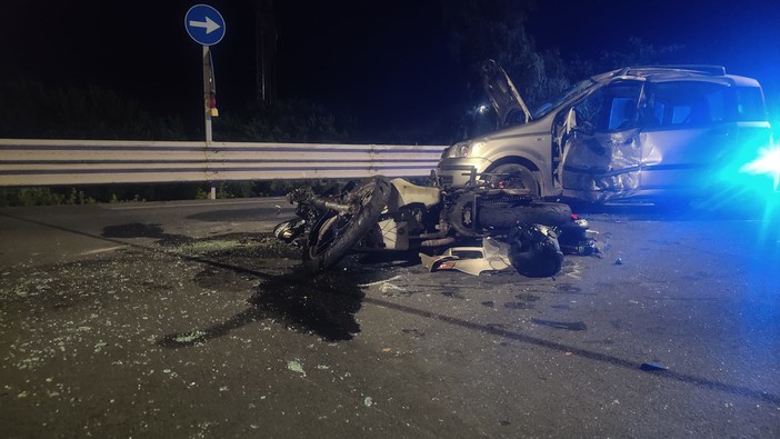 Santo Stefano al Mare, terribile schianto tra auto e moto: un morto e due feriti gravi (Foto)