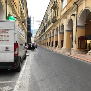 Degrado sotto i portici di Oneglia, una cittadina: &quot;Non sono solo i volatili a sporcare, ma soprattutto gli 'umani'!&quot;