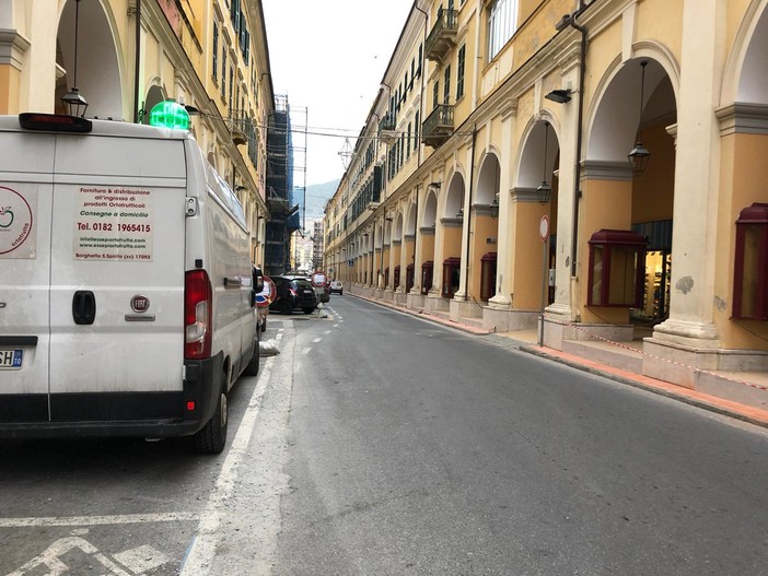 Degrado sotto i portici di Oneglia, una cittadina: &quot;Non sono solo i volatili a sporcare, ma soprattutto gli 'umani'!&quot;