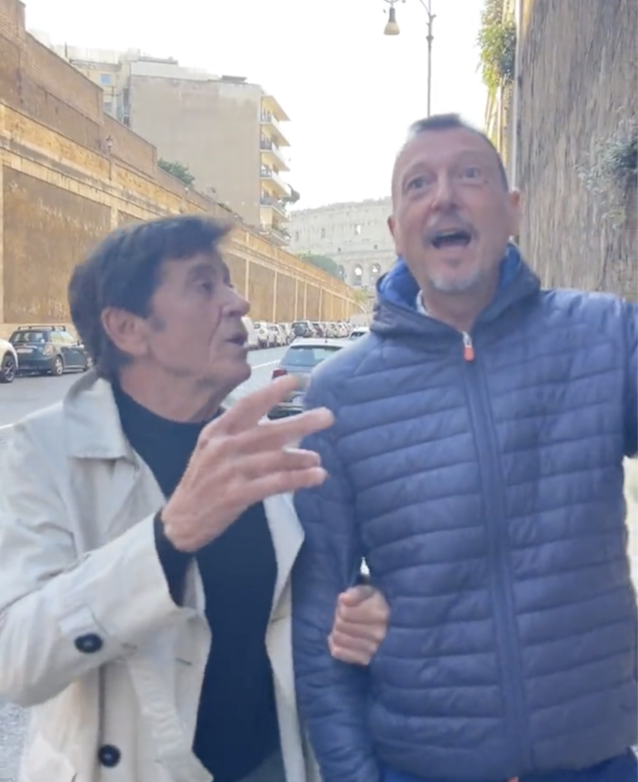 Gianni Morandi e Amadeus davanti al Colosseo