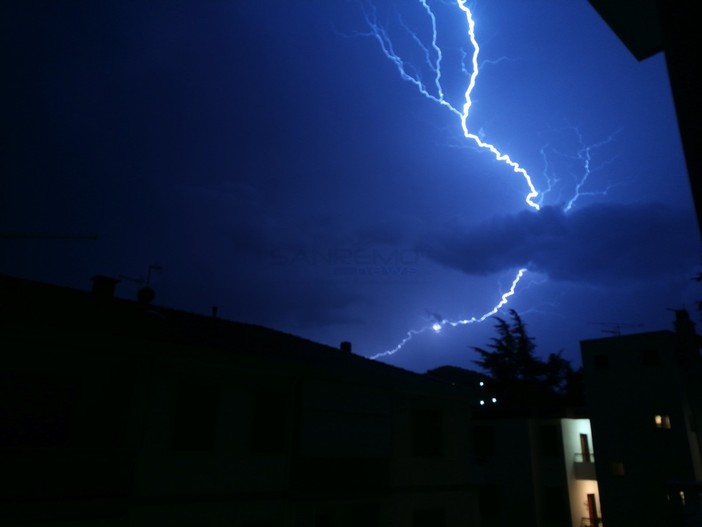 Maltempo nell’entroterra, a Cartari un fulmine fa saltare luce e gas