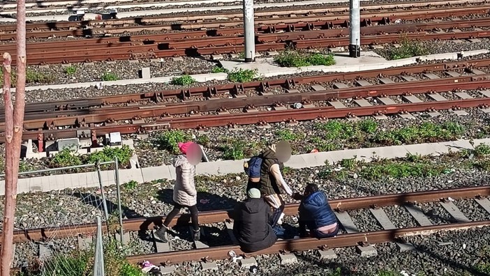 Ventimiglia, migranti accampati sotto il cavalcavia di San Secondo. I residenti: &quot;Sono sempre più numerosi&quot; (Foto e video)