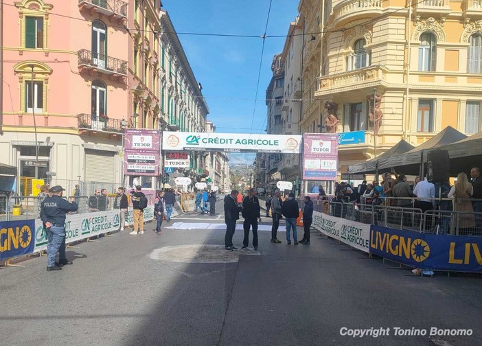 L'attesa sul traguardo di via Roma