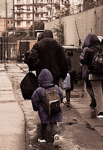 In due anni la Caritas ha accolto a Ventimiglia più di duemila persone: “Padri e madri eroi per amore dei propri figli”