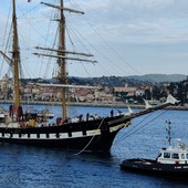 Quattro giorni di festa a Imperia con la nave scuola Palinuro: l'arrivo in porto (foto e video)