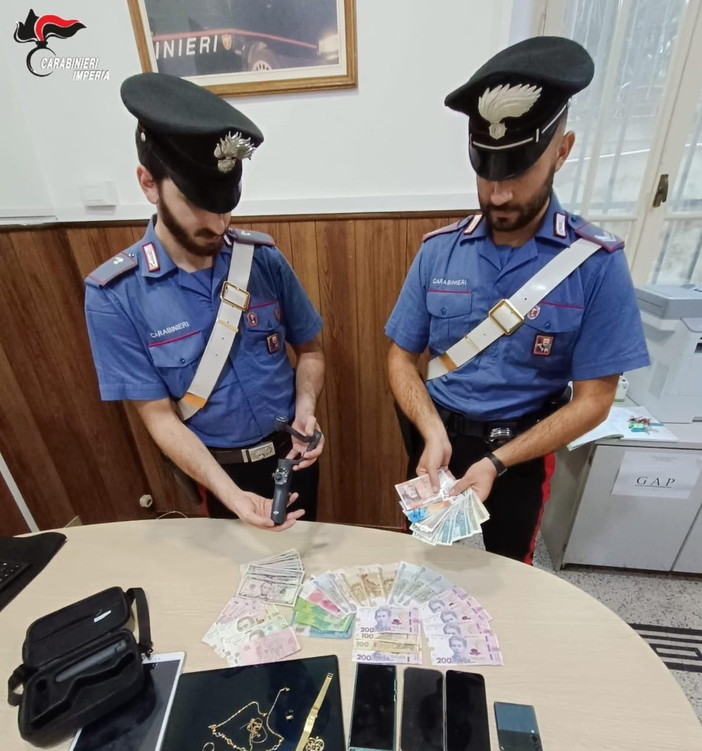 Imperia,  fermati dai carabinieri due camper rubati pieni di oro, gioielli e telefoni cellullari